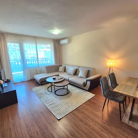 Melania In Complex Royal Towers شقة