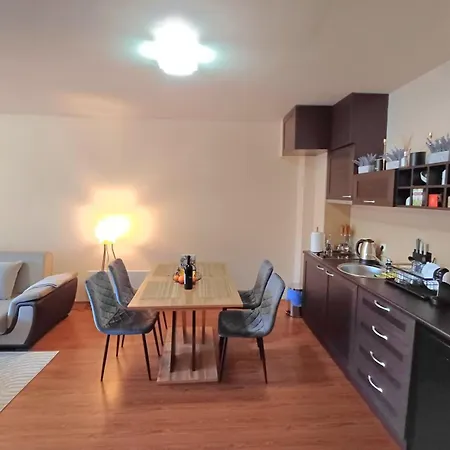 Melania In Complex Royal Towers شقة