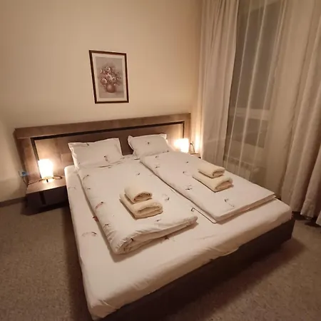 Melania In Complex Royal Towers *