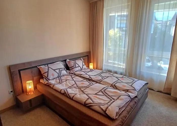 Melania In Complex Royal Towers *